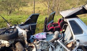 Acidente em rodovia destrói carro e criança de dois anos sobrevive